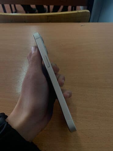 разбитый iphone: IPhone 13, Б/у, 256 ГБ, Белый, Чехол, 75 % — 3