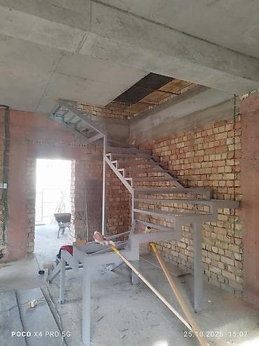 hi tech: Металлическая лестница Для дома, Форма лестницы: Г-образная — 2