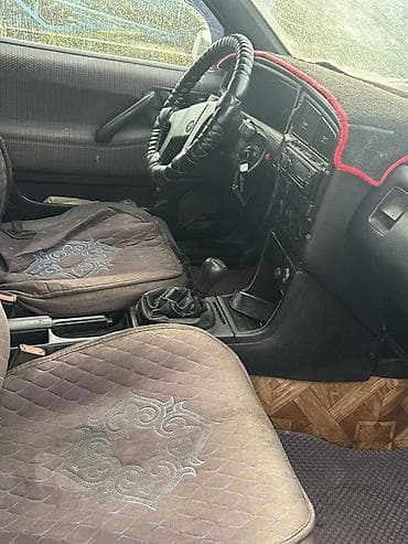 Volkswagen Passat: 1990 г., 1.8 л, Кол менен иштөөчү, Бензин, Седан — 8