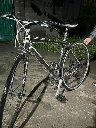 Городской/гибридный велосипед с легкой рамой и прямым рулём — удобен