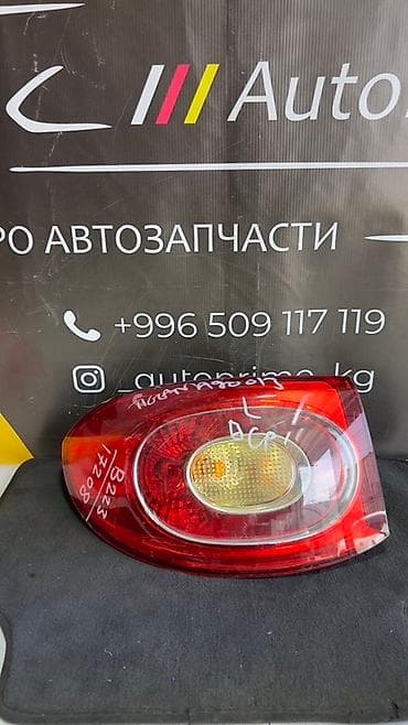 Задний правый фонарь. Красный корпус с прозрачной центральной секцией