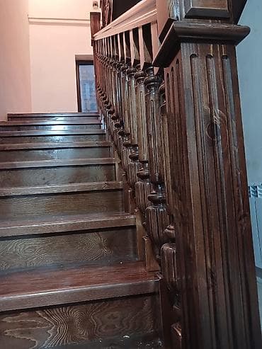 кухонный уголок на заказ: Деревянная лестница Для дома, Бесплатный замер, Форма лестницы: Много-маршевая, Стиль: Классический — 9