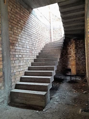 Оңдоп-түзөө жана курулуш: Бетон тепкичи Жеке менчик үй үчүн, Тепкичтин формасы: Көп марштуу — 5