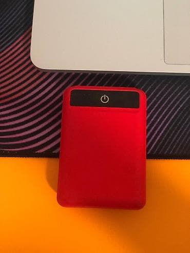 Портативный внешний аккумулятор (Power Bank), компактный, красный