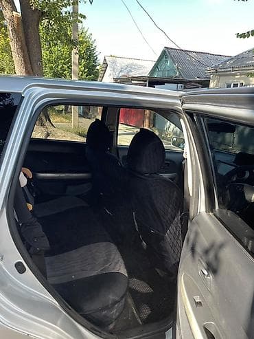 Продажа авто: Toyota Ist: 2002 г., Автомат, Хэтчбэк — 4