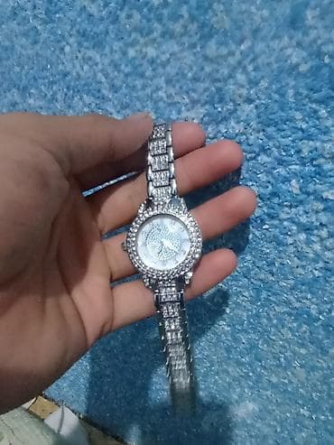 Женские наручные часы в серебристом цвете с полным инкрустрированием