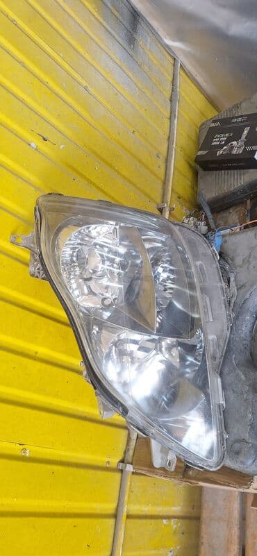 двуспальная кровать с подъемным механизмом: Передняя правая фара Toyota — 1