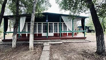 один хоз: Сдаётся деревянный домик с верандой для отдыха. Планировка и спальные — 5