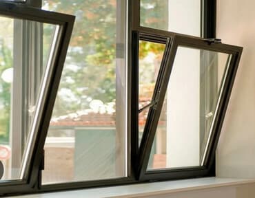 общий ключ: Откидно-поворотное окно с прочной темной рамой, оснащенное двойным — 1