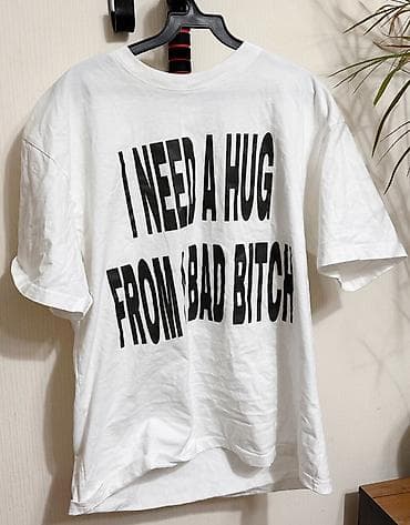 Футболки: Футболка унисекс с принтом «I NEED A HUG FROM A BAD BITCH». - Цвет — 1