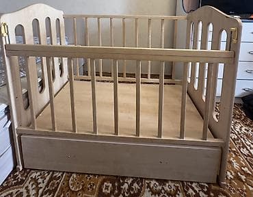 Парты: Детская кроватка с вместительным выдвижным ящиком. возможность — 1