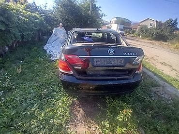 Транспорт: BMW 7 Series 740Li, чёрный седан (длинная база). На фото — автомобиль — 3