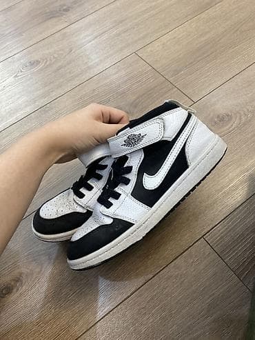Боди: Кроссовки детские Nike Air Jordan 1 Mid (цвет: черно-белый) - Модель — 2