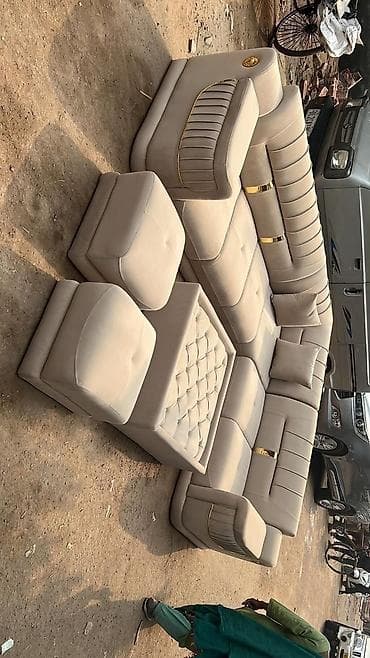 мебель уголок в зал: Мягкий угловой диван с обивкой из приятной на ощупь ткани. Оснащен — 6