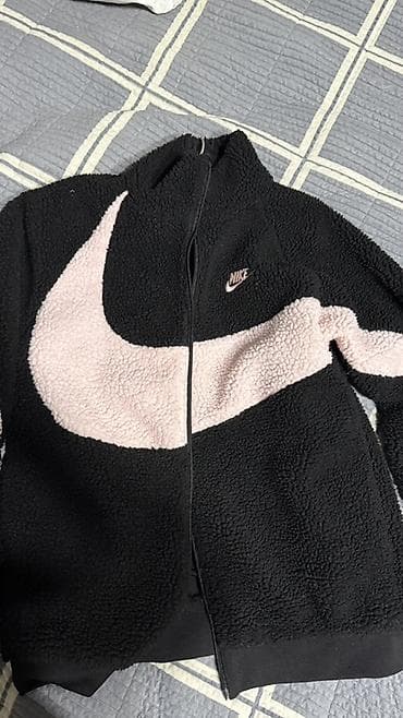 куртка мужская двухсторонняя: Двусторонняя куртка Nike на молнии.
Размер S,M. 
Цена 3000 сом — 1