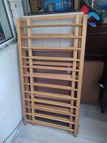 second hend: Детская кроватка из дерева с матрасиком и выкатным ящиком. Компактная — 2