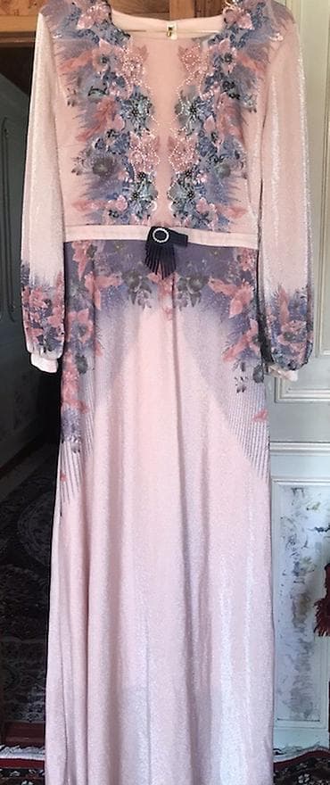 вечернее легкое платье: Нарядное длинное платье пастельно-розового цвета с цветочным принтом — 1