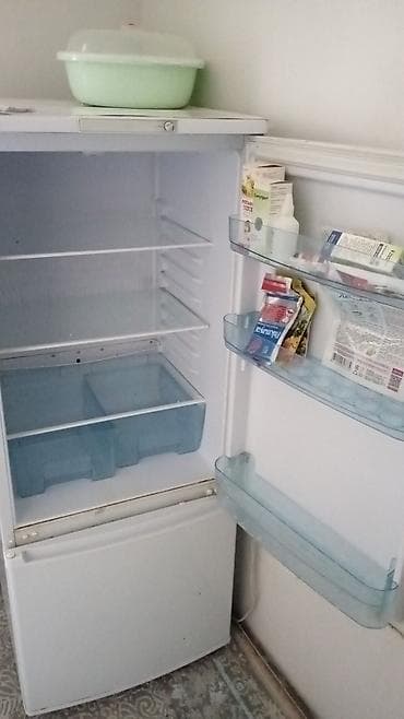 холодильник с морозильной камерой: Двухкамерный холодильник с нижней морозильной камерой. Характеристики — 1