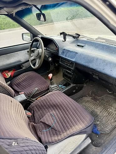 626: Mazda 626: 1986 г., 2 л, Механика, Бензин, Седан — 5