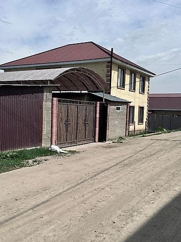 фэмили хаус: Продаётся двухэтажный дом с большим двором и садом. Основные — 1