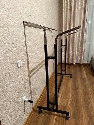 Вешалки: Напольная стойка-вешалка для одежды на колесах добротная б/у в — 2