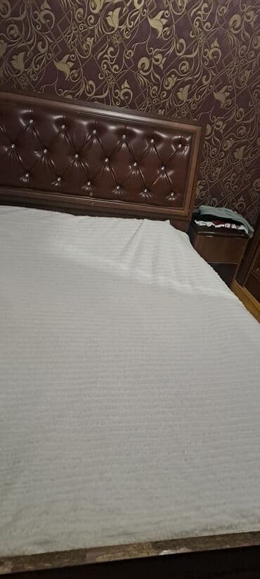 мебель спальний: Спальный гарнитур в классическом стиле, цвет тёплый орех. Состав: - — 2