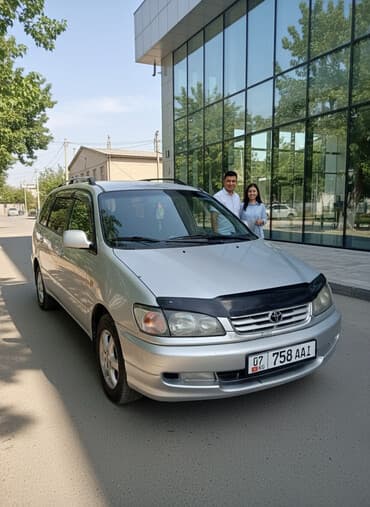 чехлы для авто бу: Toyota Ipsum: 2000 г., 2 л, Механика, Бензиновая, Универсал — 2