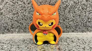 винилит: Фигурка Pokémon: Пикачу в костюме Чаризарда оригинал - Коллекционная — 1