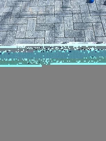 Тротуарная плитка из камня, выполненная в различных оттенках серого и