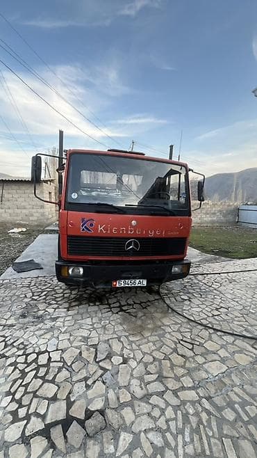 w124 багажник: Грузовик, Mercedes-Benz, Стандарт, 3 т, Б/у — 1