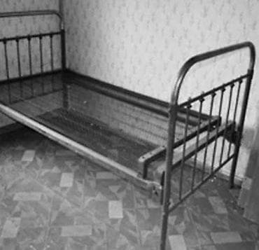 Мебель: Металлическая односпальная кровать советского образца. - Каркас из — 1