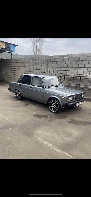 амаз фит: Легковой автомобиль седан, классический кузов серебристого цвета — 3