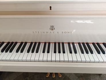 флейта на прямоток: Белое пианино Steinway & Sons с классическим дизайном. Инструмент — 2
