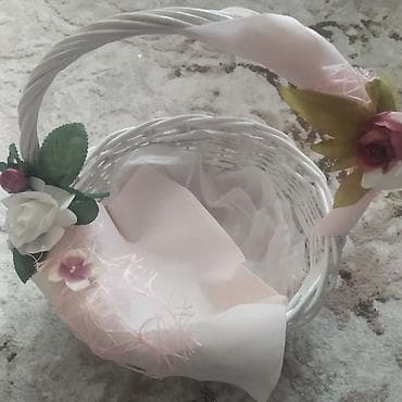 Инструменттер: . Продаю праздничные. корзины . оформленные для подарков. цена 1300 — 5