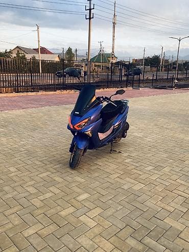 cvt: Скутер/максискутер 150–200 см³ класса (визуально — форм‑фактор Yamaha — 4