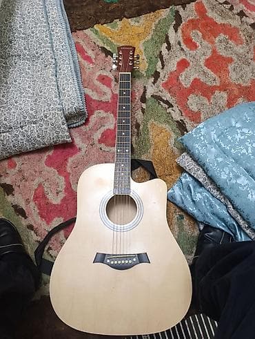 Акустическая гитара с вырезом (cutaway) и встроенным