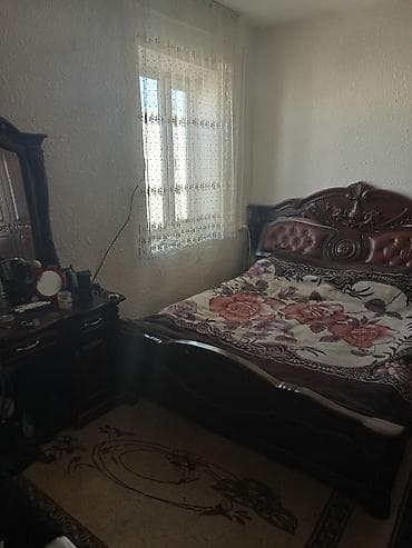 обмен однокомнатной квартиры на дом: Продаётся дом барачного типа. гостиная, две спальни, кухня, коридор — 5