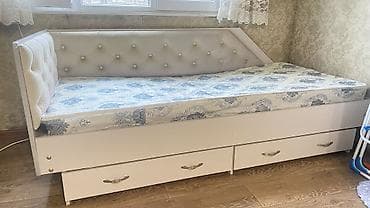 кровати одноместные: Односпальная кровать, Б/у, С мягкой обивкой, длина - 2 см — 3