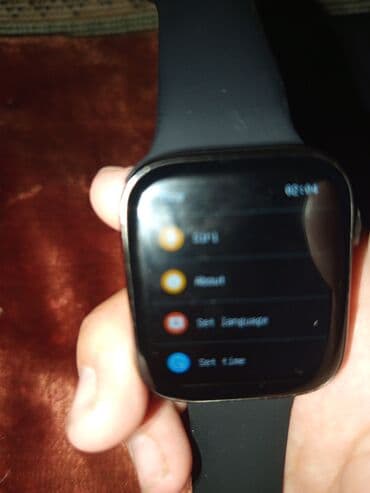 часы apple watch 7: Смарт-часы с черным квадратным корпусом и черным ремешком. Устройство — 2