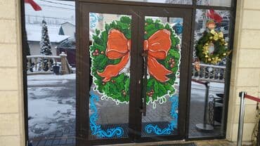 Новогоднее оформление окон в магазинах в кофейнях и не только по