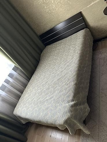 sofa bed: Кровать двуспальная с высоким прямым изголовьем. - Размер спального — 2