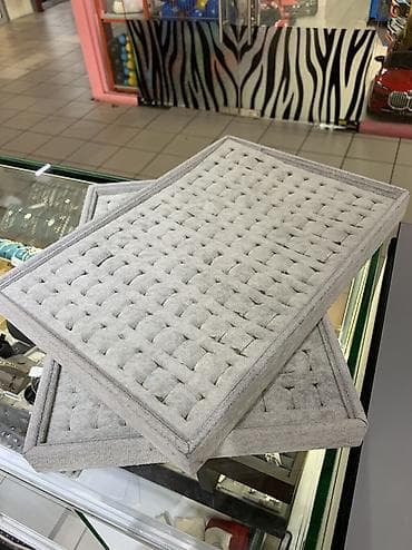 теплые шапки: Лотки и кейсы для демонстрации и хранения украшений. - Серый лоток с — 10