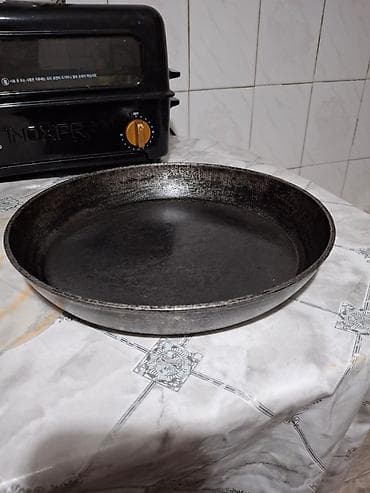 Продаю чугунную сковороду СССР. В отличном состоянии. Диаметр 29 см
