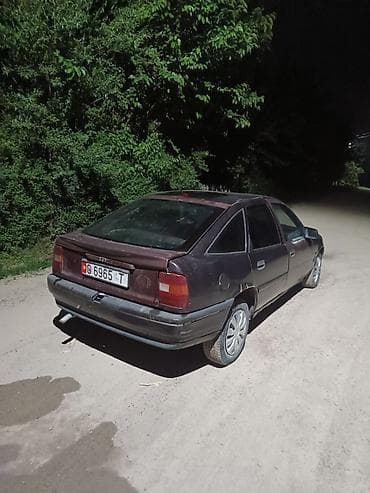 продаю в токмаке: Opel Vectra: 1992 г., 1.8 л, Механика, Бензин, Хэтчбэк — 4
