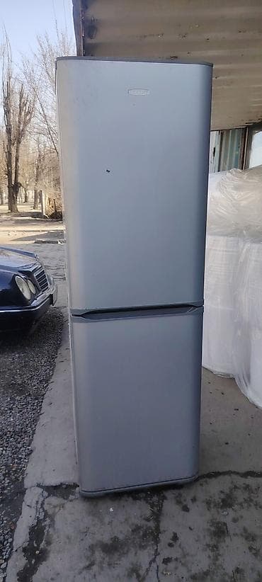 Холодильник двухкамерный, серебристый, с нижней морозильной камерой