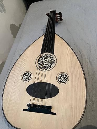 Гитаралар: Арабский у́д (ud, oud) безладовый, классическая форма. Характеристики — 1