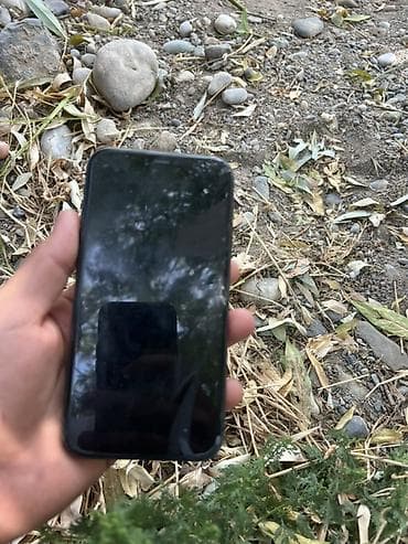 huawei p30 lite: IPhone 11, чёрный - Экран Liquid Retina HD (IPS). На фото видны — 4