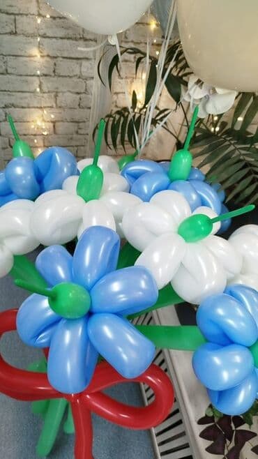 Букет из воздушных шаров в виде цветов. Включает в себя белые и