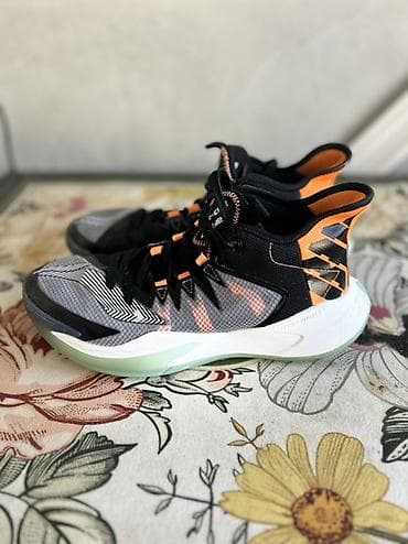 военные принадлежности: Баскетбольные кроссовки (мужские) В отличном состоянии светло — 3