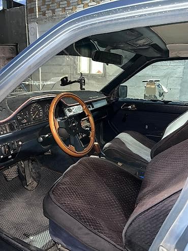 салон мерседес 190: Mercedes-Benz 190: 1987 г., 2.3 л, Автомат, Бензин, Седан — 3